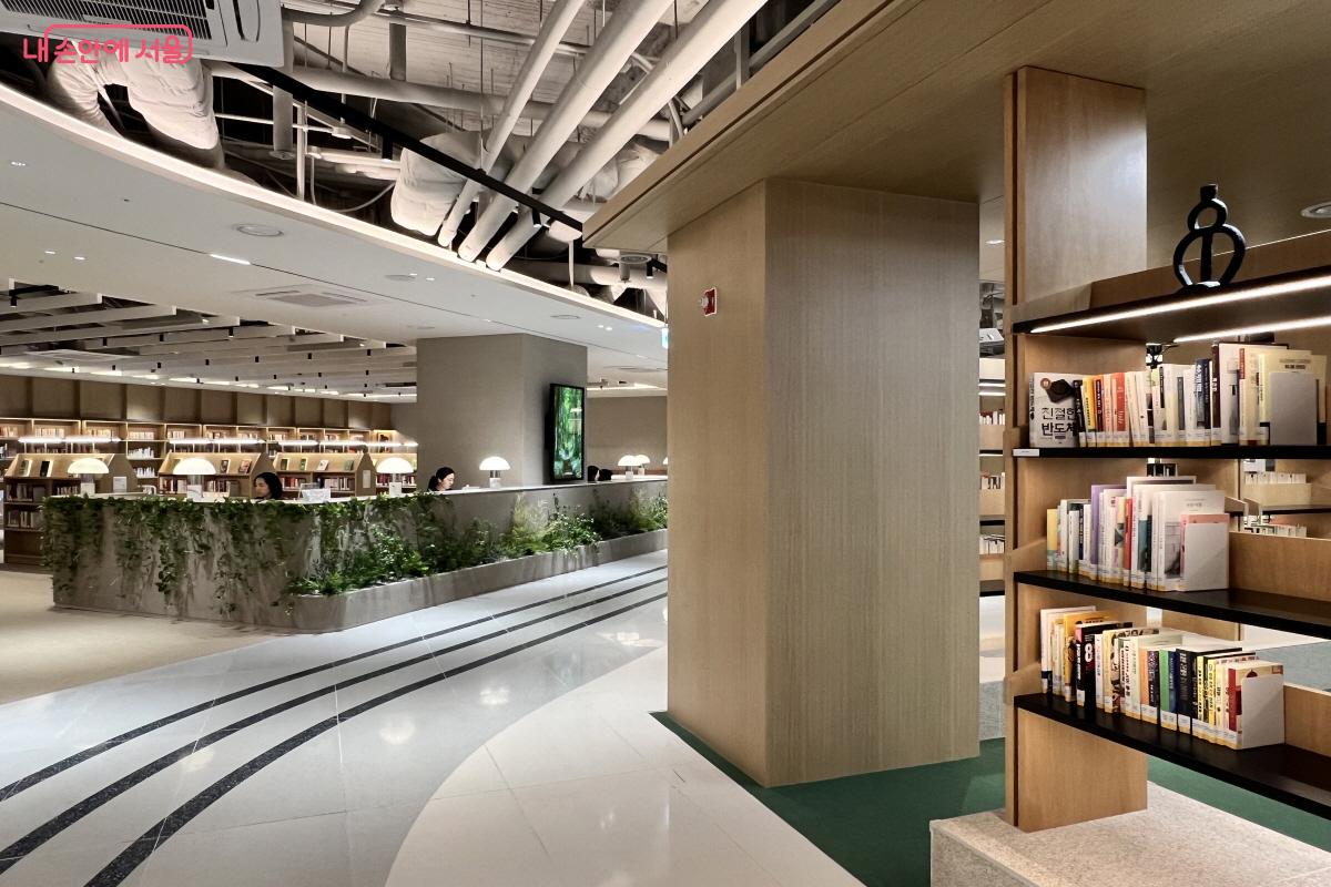 중앙 통로 양쪽으로 서가나 열람 장소가 있어 책 숲을 거니는 느낌이 난다. &copy;박지영