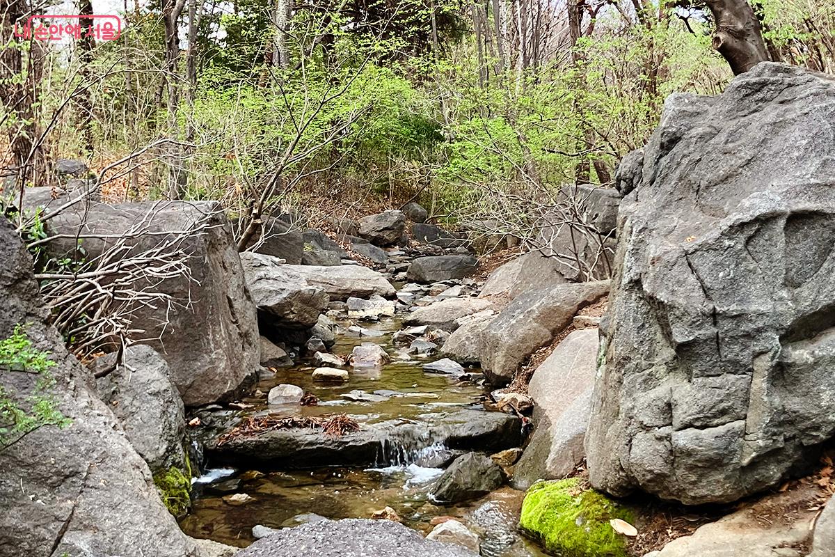 기암괴석 사이로 맑게 흐르는 도심 속 작은 계곡 ©이란