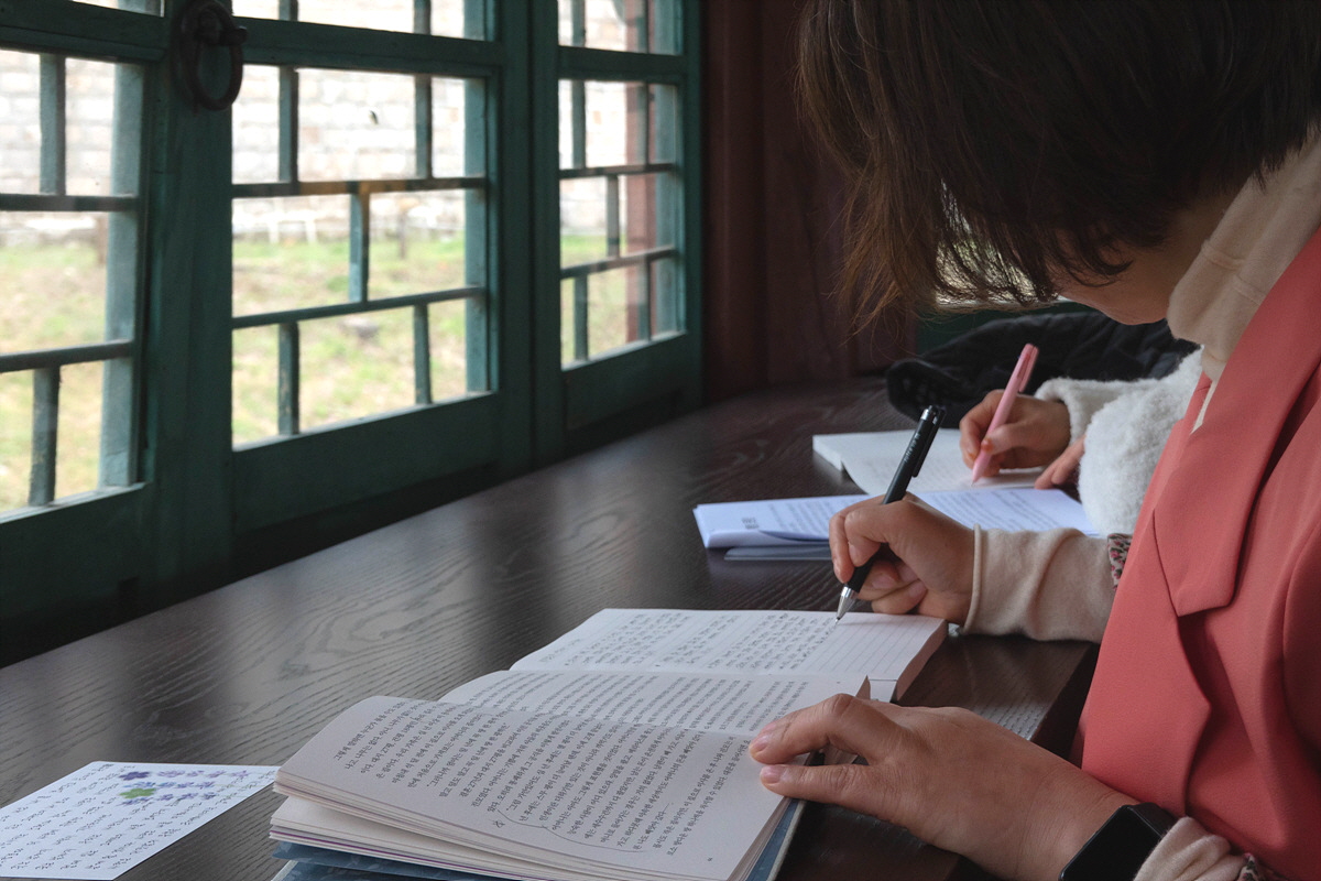 '고종의 서재' 집옥재에서 한 줄의 문장을 쓰다&hellip;'오후의 필사' 체험