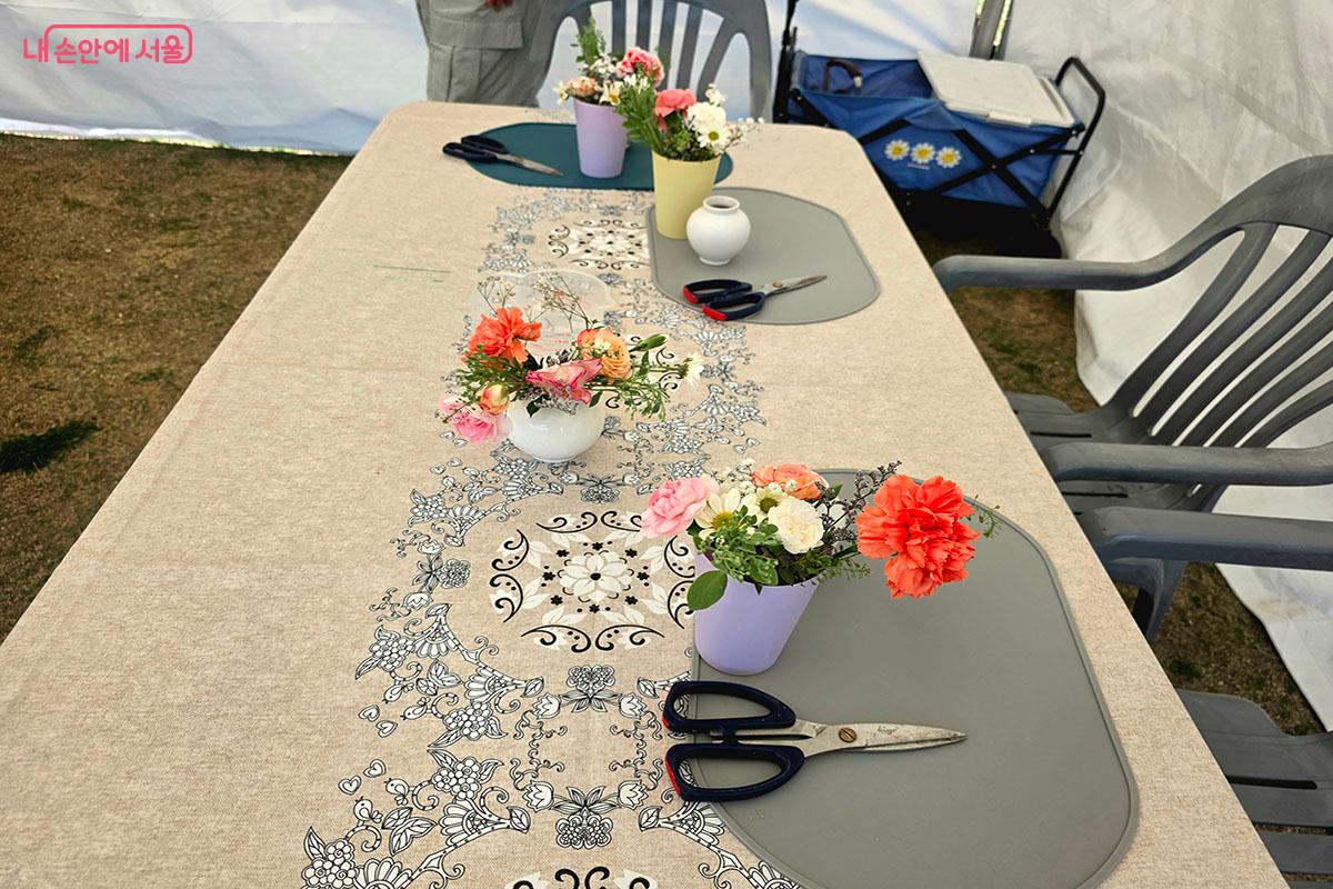 화병에 예쁜 꽃을 꽃꽂이 해보는 체험.ⓒ양순남