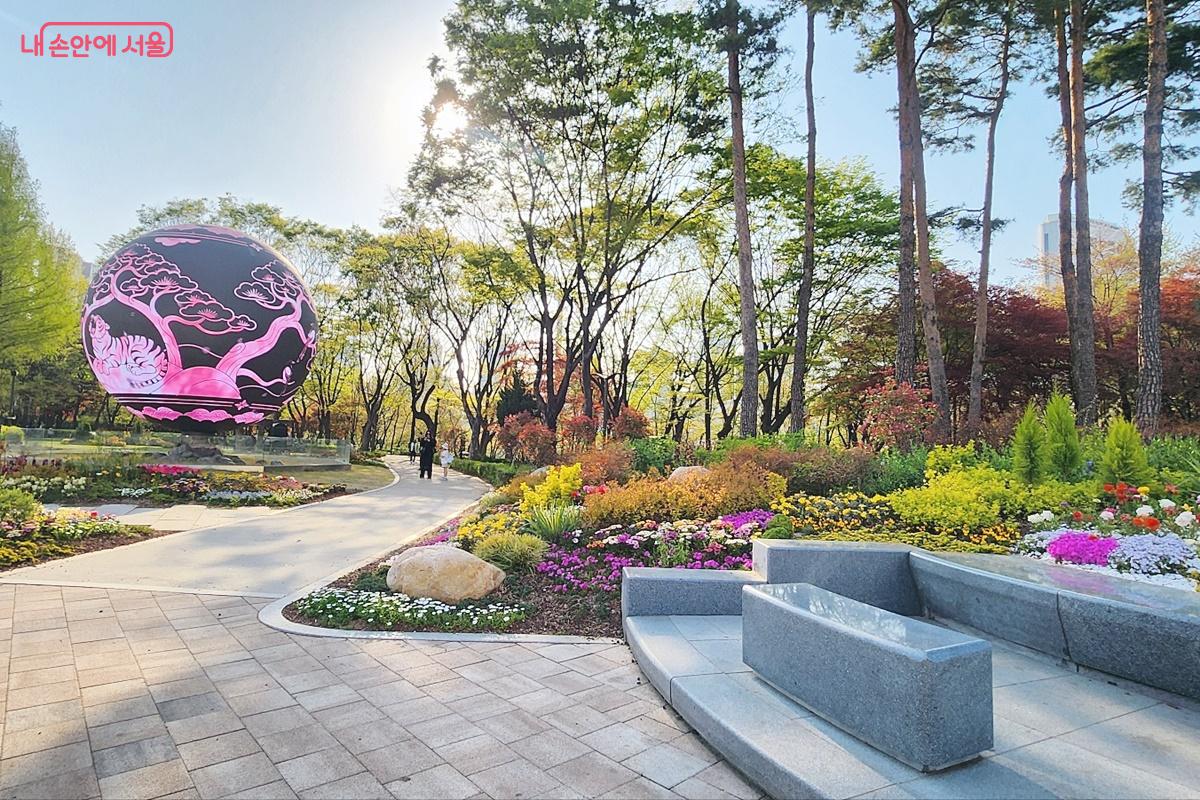 석촌호수 야외광장은 또다른 분위기를 풍긴다. ⓒ박은영
