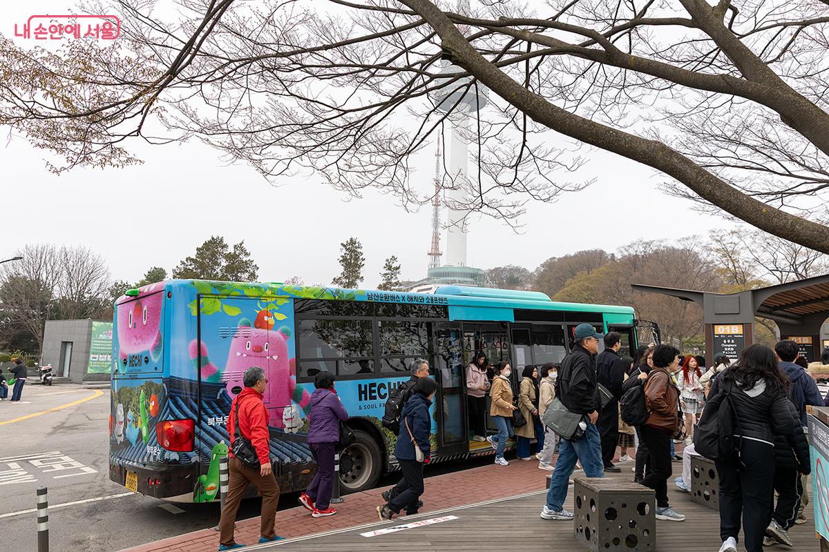 충무로역 2번 출구에서 남산 순환 해치버스를 타고 남산에 올랐다. ⓒ문청야