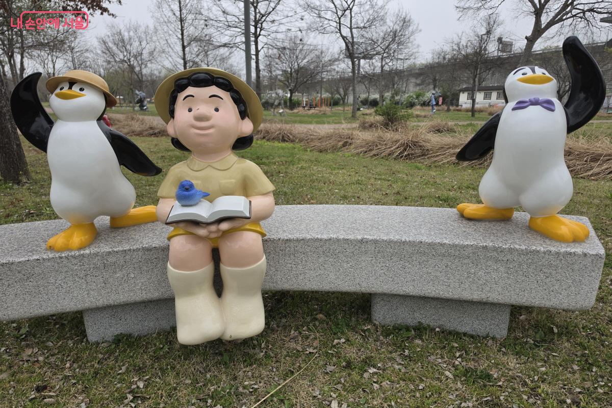 펭귄과 아이가 함께 앉아 있는 작품