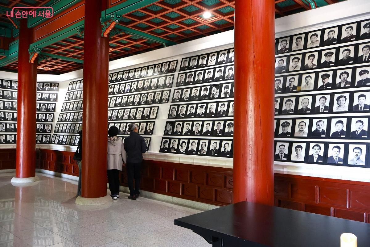 유영봉안소 내부 희생자 영정 사진벽과 참배객들 &copy;김대진