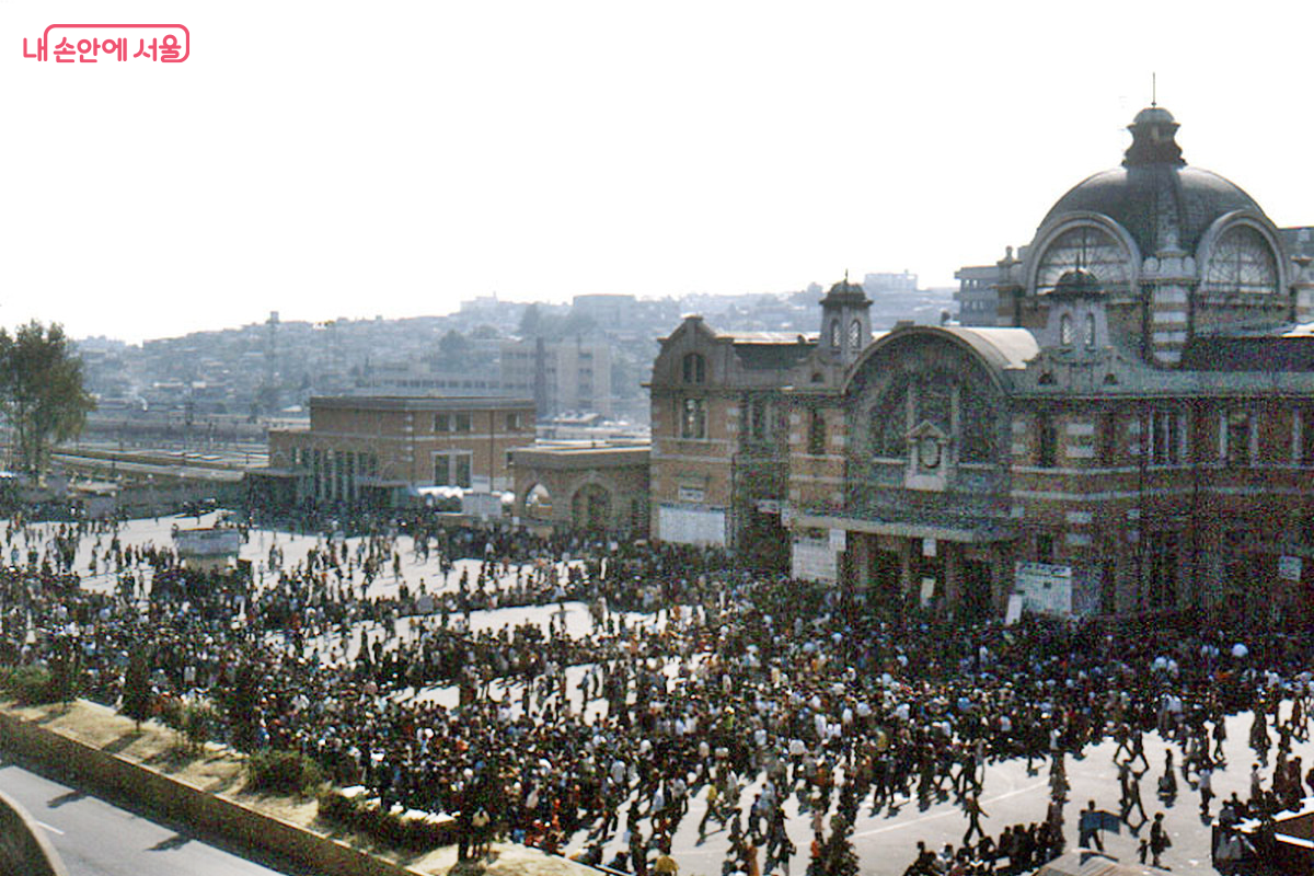 추석귀성객으로 혼잡한 서울역, 본역사 왼편에 남부역이 보인다(1977년 9월 26일) ©국가기록원
