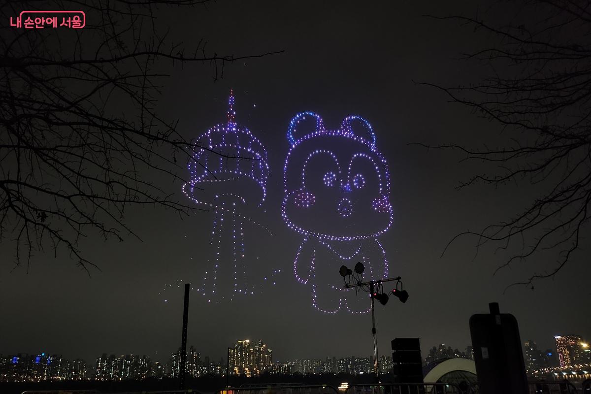 남산타워에서 사랑의 자물쇠를 거는 망이 ©장지영