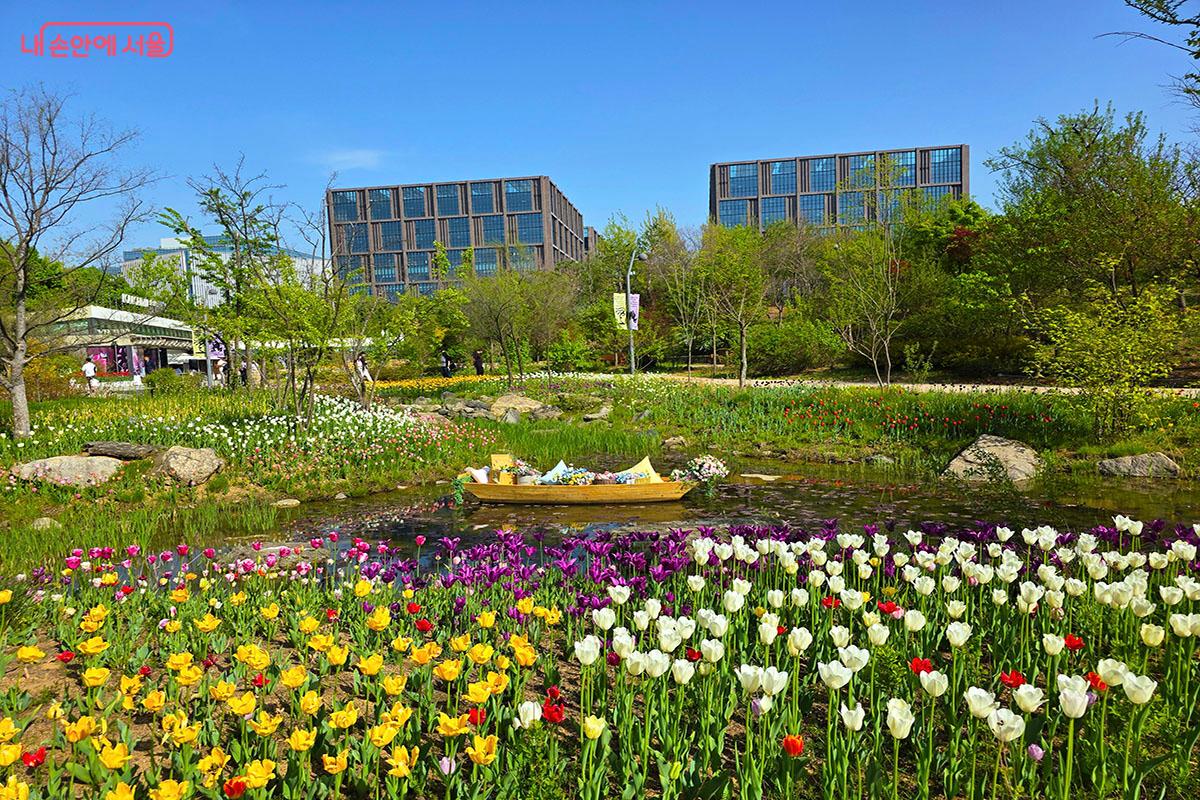 튤립수변정원과 실개천 위 꽃 배는 마치 여행을 온 듯한 기분이 들게 한다. &copy;이정민