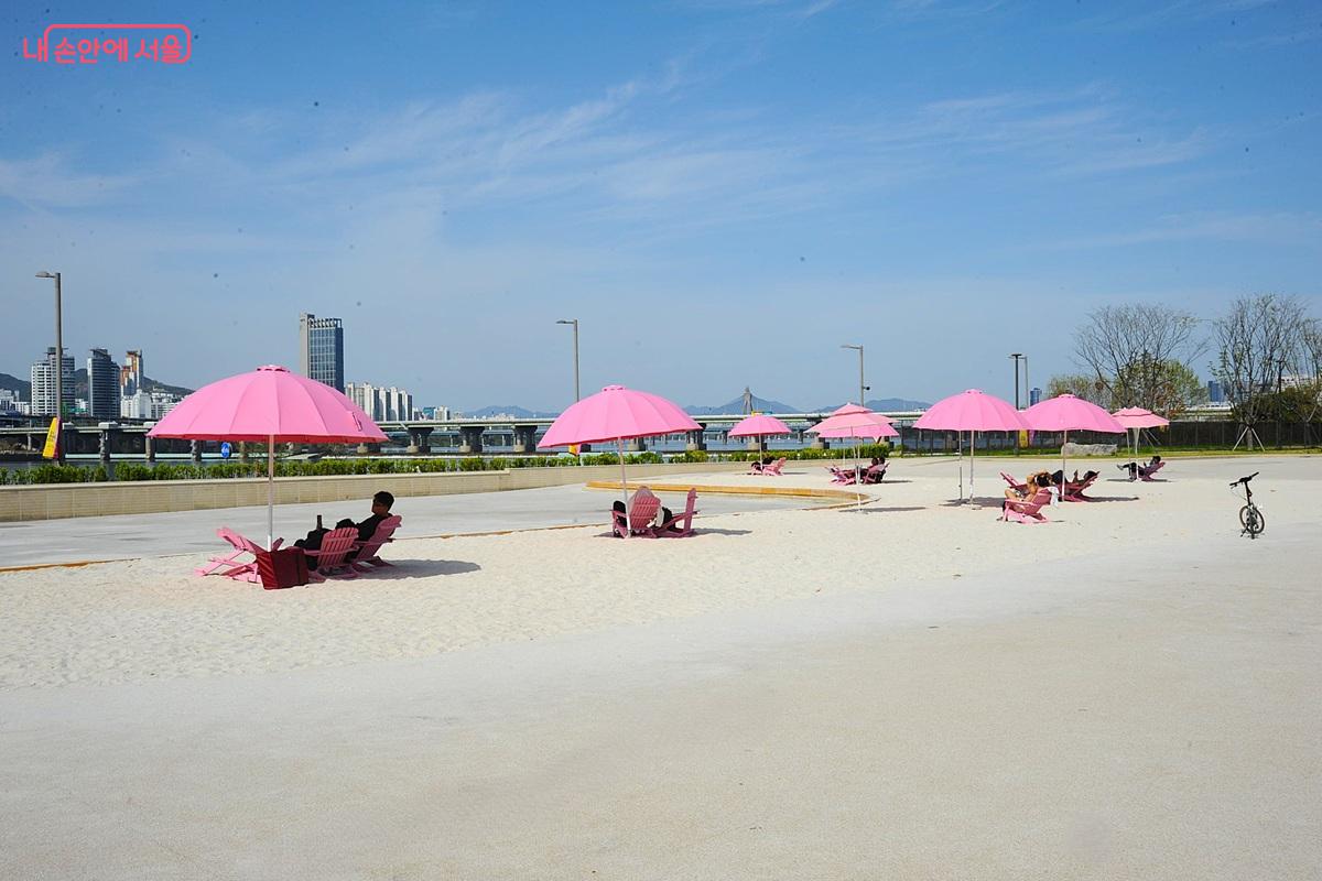 잠실선착장 인근의 잠실 물놀이장 &lsquo;비치정원&rsquo; &copy;조수봉