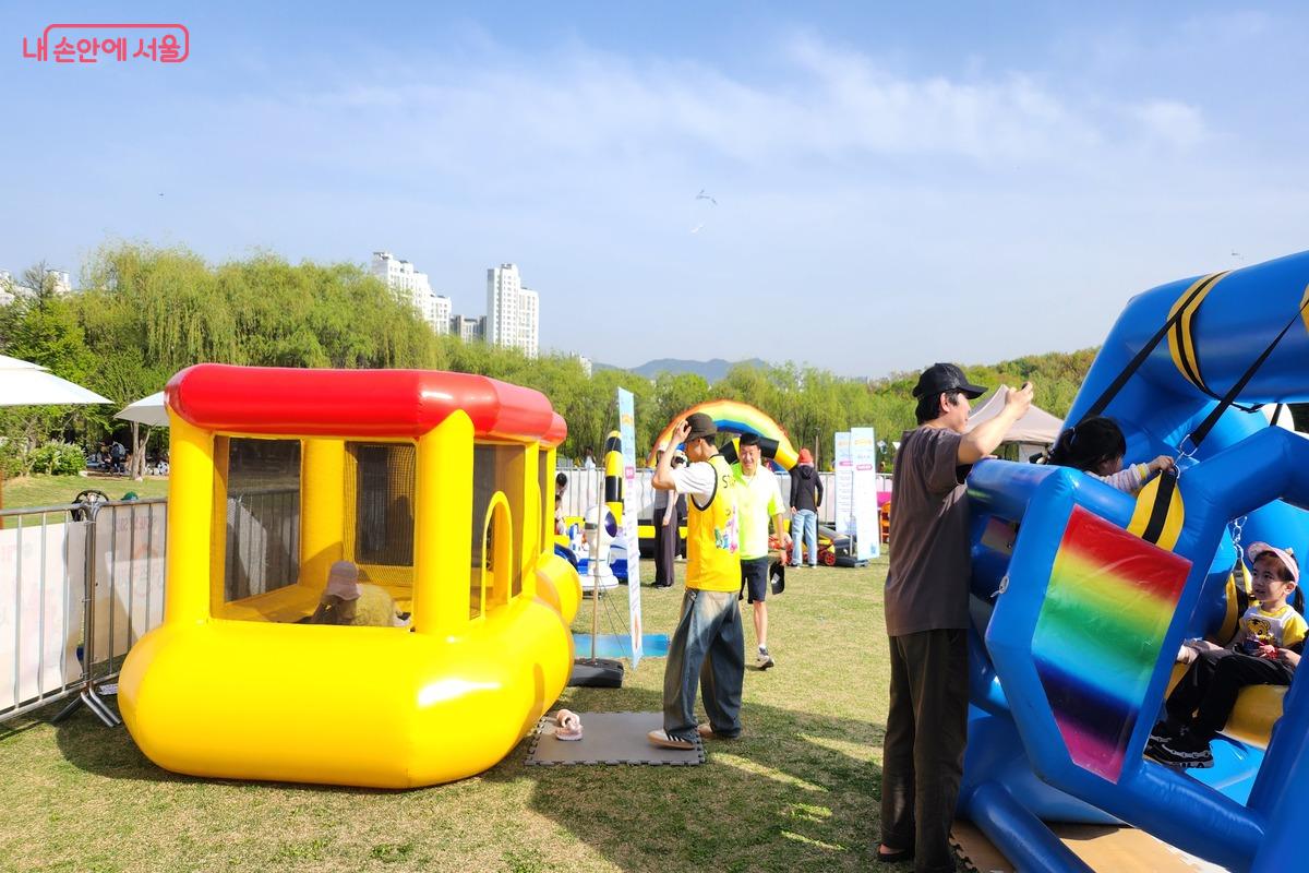 아이들이 놀기 좋은 푹신한 놀이 시설이 많다. &copy;장지영