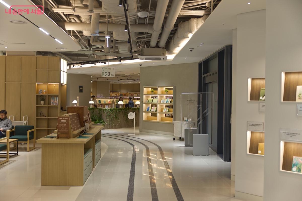 화려하면서도 실속 있는 현재 서울 관내에서 가장 핫한 도서관이 아닐까 한다