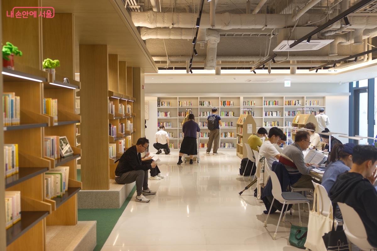 도서관을 한 바퀴 둘러보며 다양한 공간을 체험하고 누릴 수 있도록 설계되었다고 한다