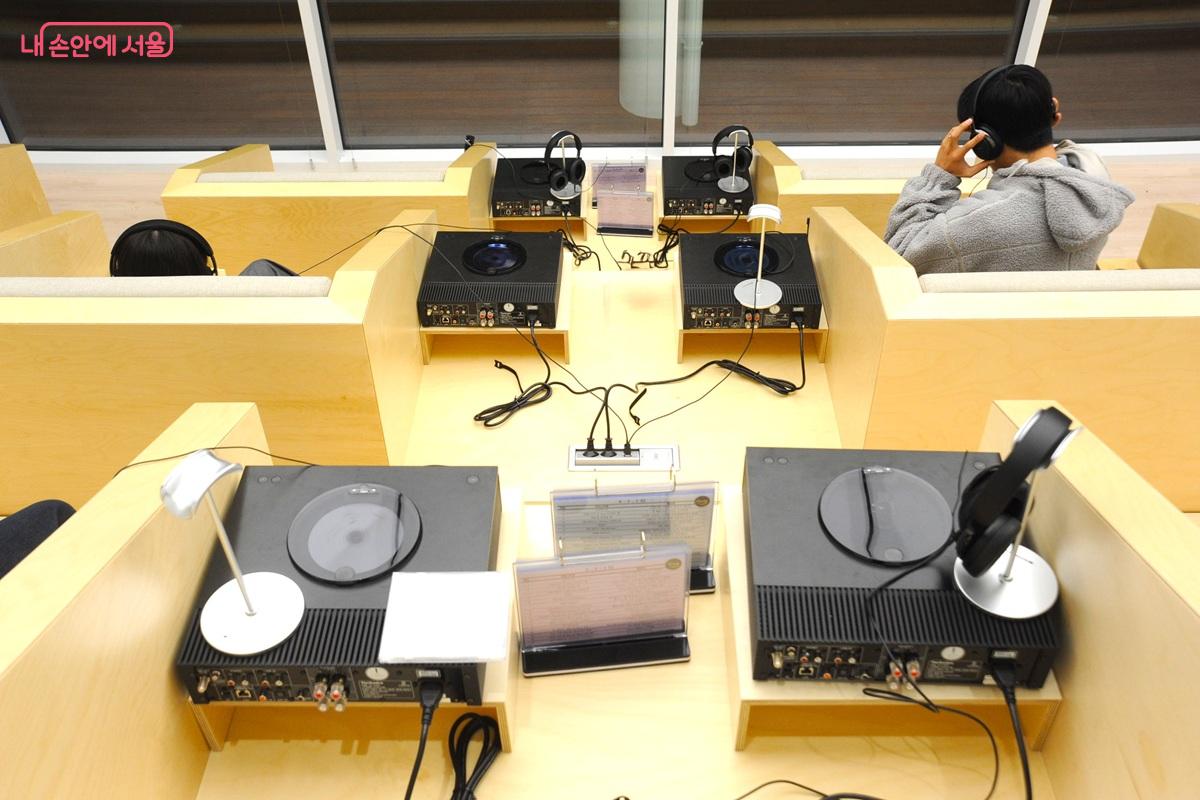 &lsquo;북스텝&rsquo; 내부의 청음 시설로 CD 음악 감상을 할 수 있다. &copy;조수봉