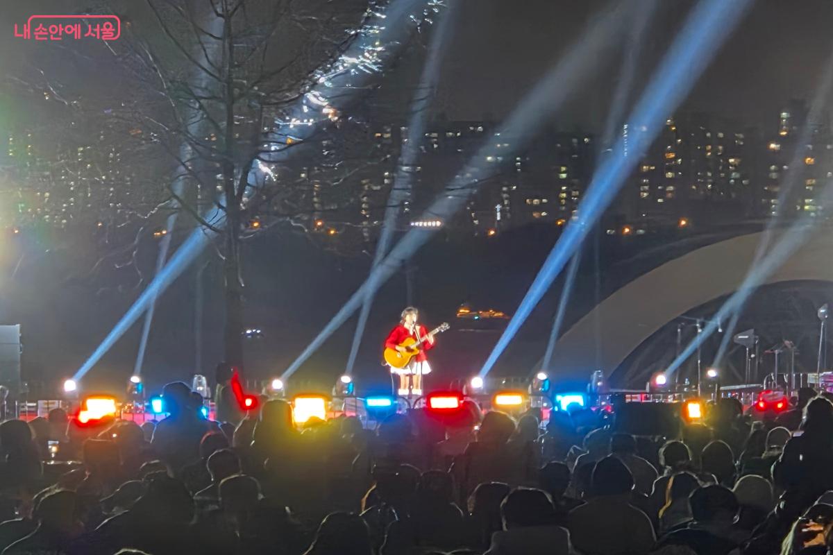 드론 라이트쇼 시작 전 사전 공연이 진행되며 시민들의 발길이 이어지고 있다. ⓒ최현우