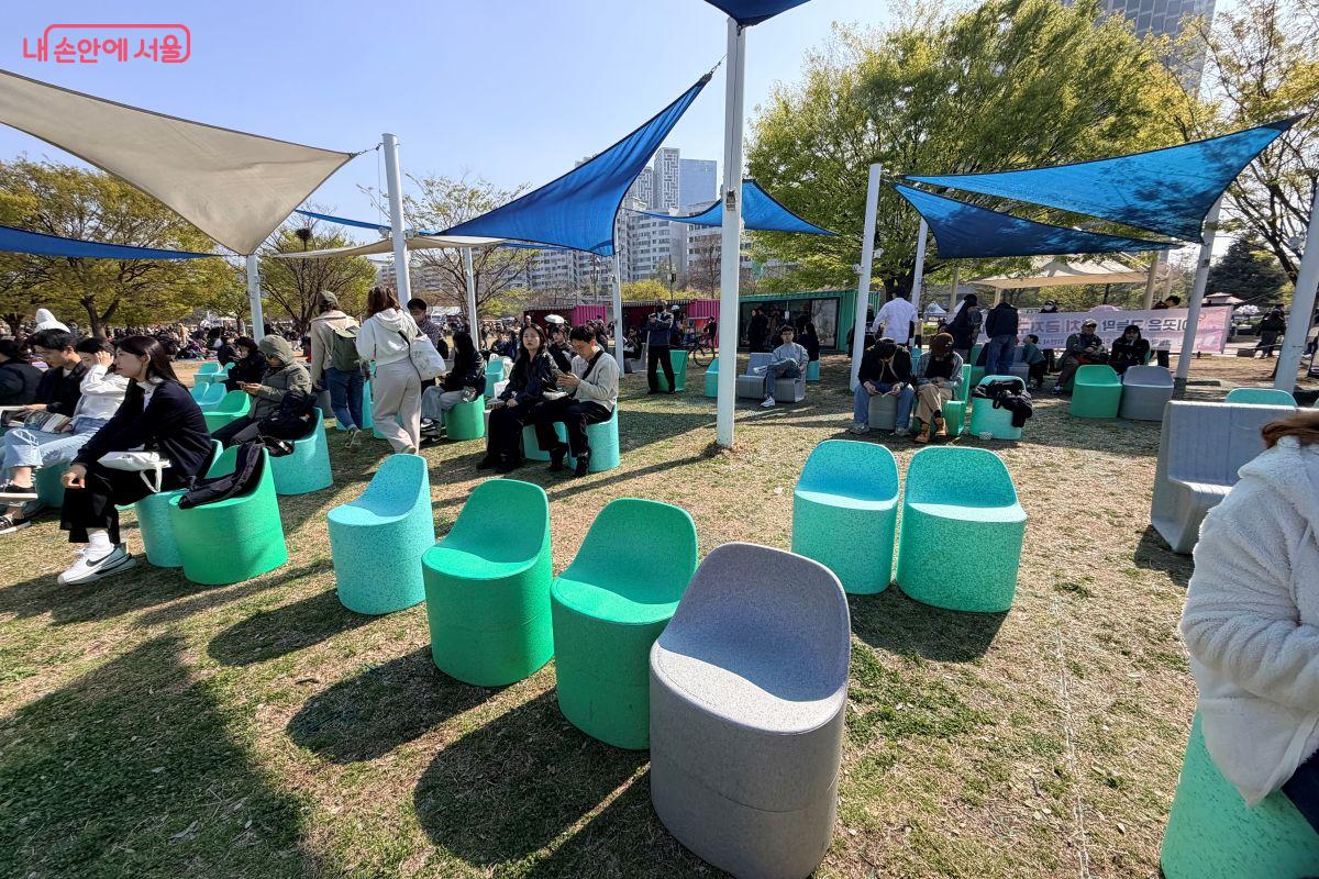 기존보다 좌석이 많아진 덕분에 더 편하게 책을 읽을 수 있었다. ⓒ노윤지