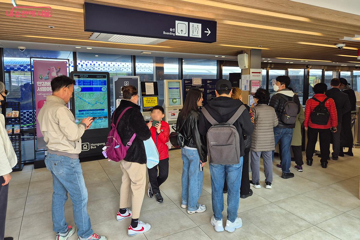 마곡 선착장에서 탑승을 위해 길게 줄을 선 시민들의 모습 ©이혜숙