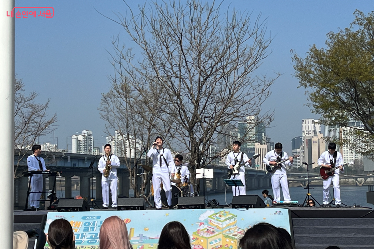 라이브 밴드 공연에 맞춰 박수와 환호로 호응하는 시민들 &copy;김연희