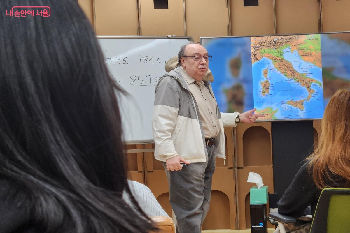 시칠리아의 역사와 문화를 설명하는 마우리치오 리오토 교수의 특강 ⓒ윤혜숙