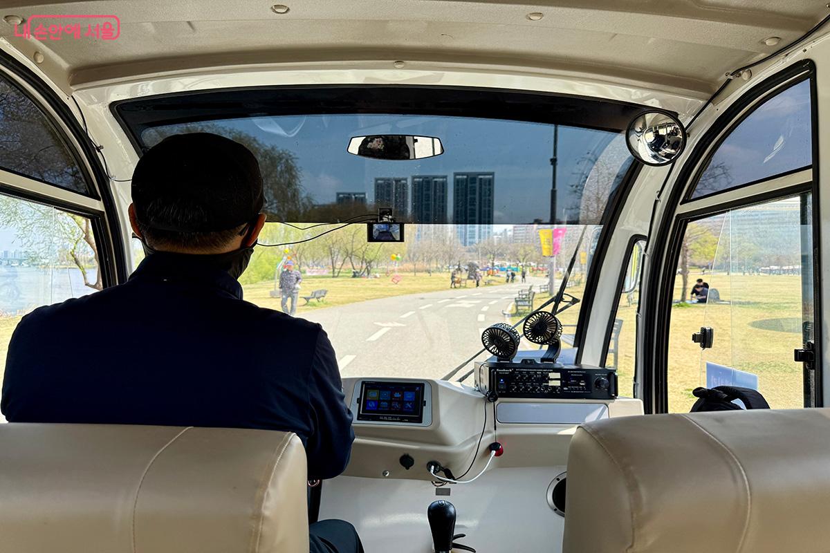 안전한 운행과 친절하고 편리한 승하차를 도와주신 잠원 순환관람차 기사 &copy;김미정