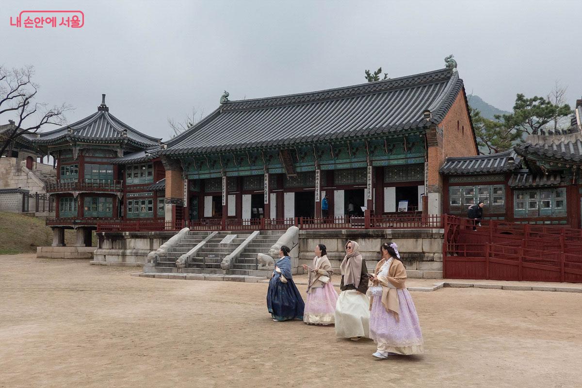 청나라 건축 양식으로 지어진 집옥재. 130여 년 전 고종의 서재였다. &copy;김인수