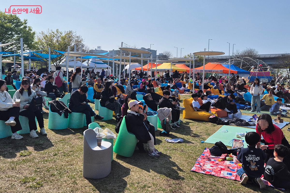 올해는 기존 500석 규모였던 좌석을 600석으로 확대하는 등 시민들의 이용 편의와 공간 구성을 개선했다. &copy;정향선