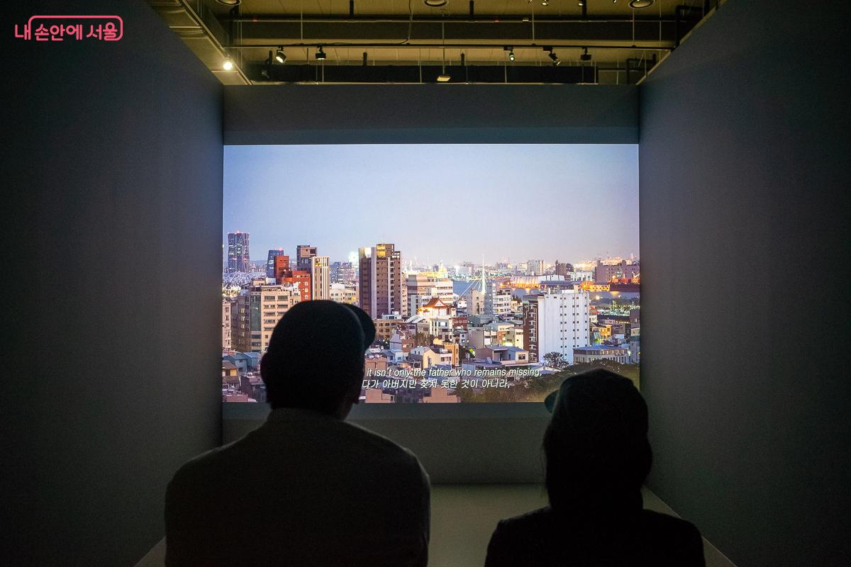 함혜경 작가의 영상 속 이야기와 풍경에 깊이 몰입하고 있는 관람객들 &copy;이란