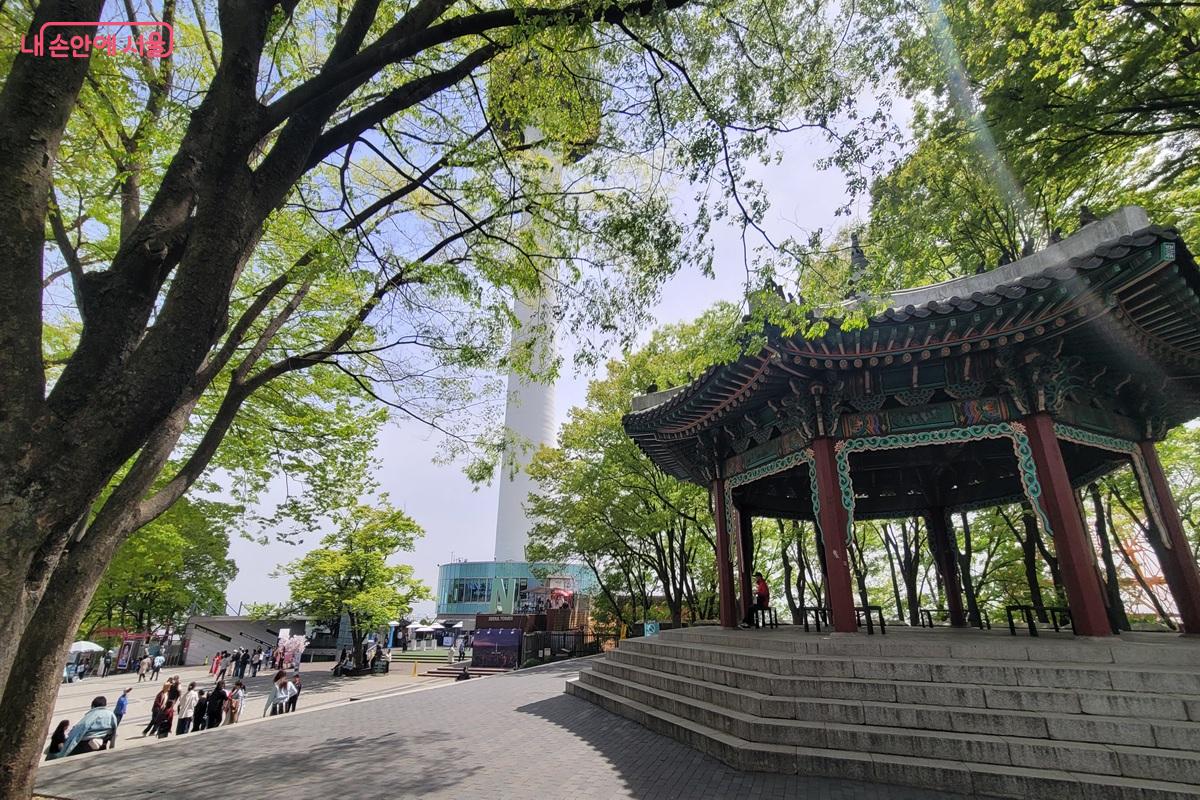 남산 정상에 우뚝 선 N서울타워 &copy;조연