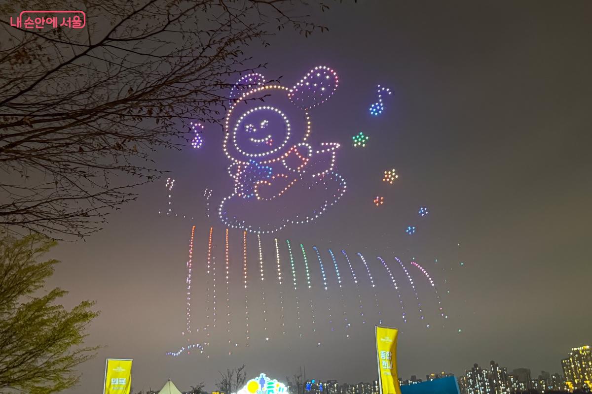 여의도 한강공원에서 진행된 <드론 라이트 쇼>