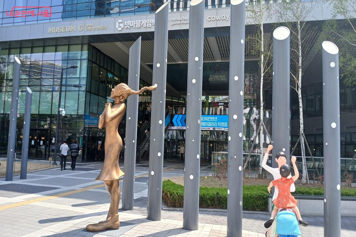 G밸리산업박물관 앞에 설치 된 수많은 동상들 ©유지민
