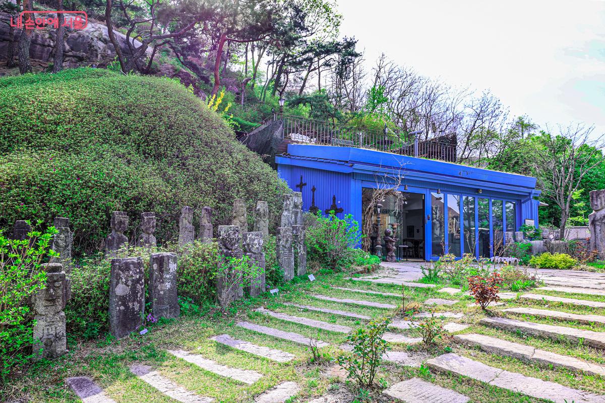 세미나룸 뒤로 파란색 외관이 인상적인 '피크닉 하우스'가 보인다. &copy;박우영