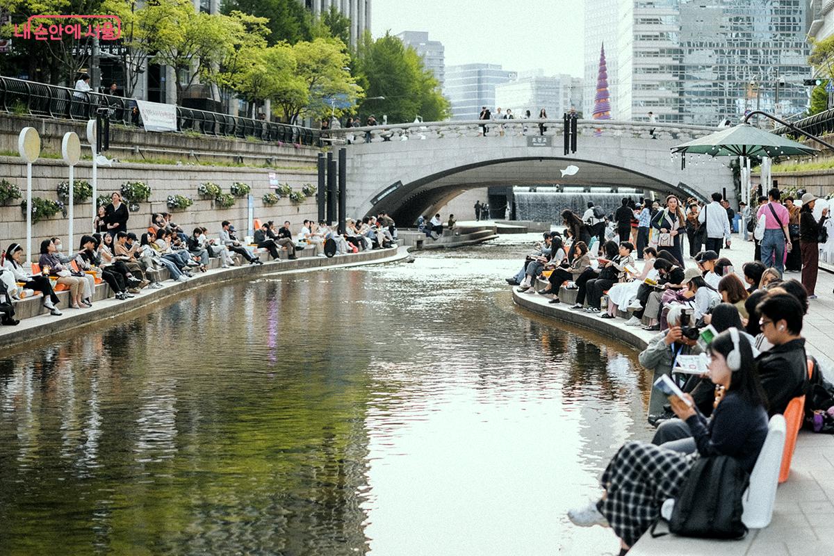 4월의 청계천 풍경 &copy;김아름