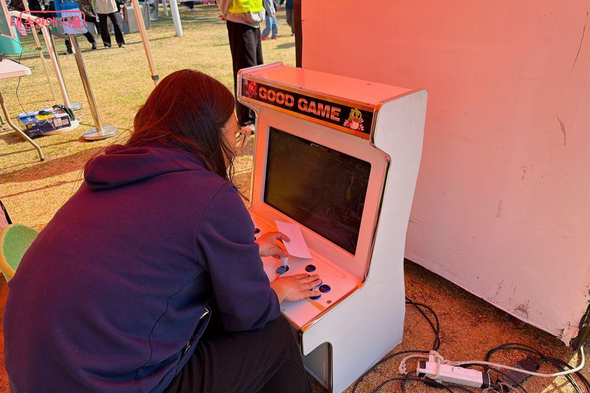 아이들에게 인기가 좋은 레트로 게임기 ⓒ노윤지
