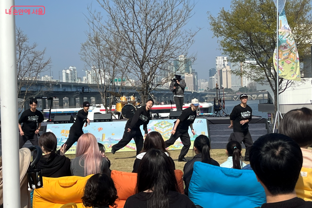 댄스 공연이 펼쳐진 현장을 즐겁게 관람하는 시민들 &copy;김연희