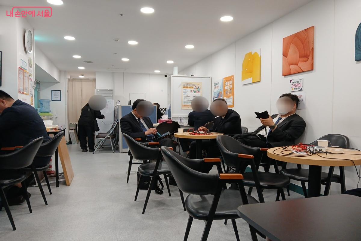  휴(休)서울이동노동자 종각역쉼터에서 휴식을 취하고 있는 이용자들 &copy;최은영 