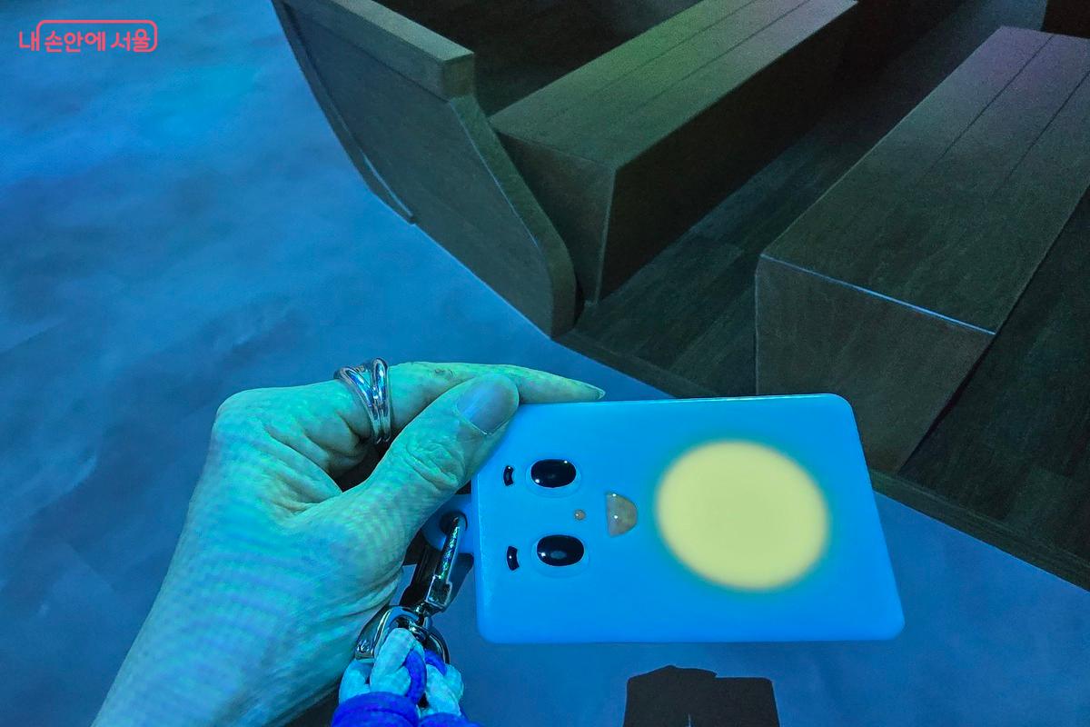 입장하면 '패롱이'라는 미션 가이드 단말기가 제공되며 이것으로 다양한 체험을 할 수 있다. ⓒ김은주