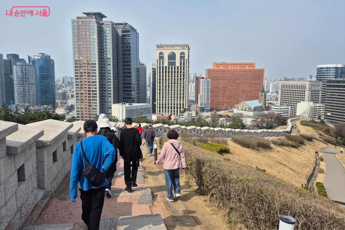 투어에 참여한 사람들이 남산의 성곽길을 따라 걸어가고 있다. &copy;마가은