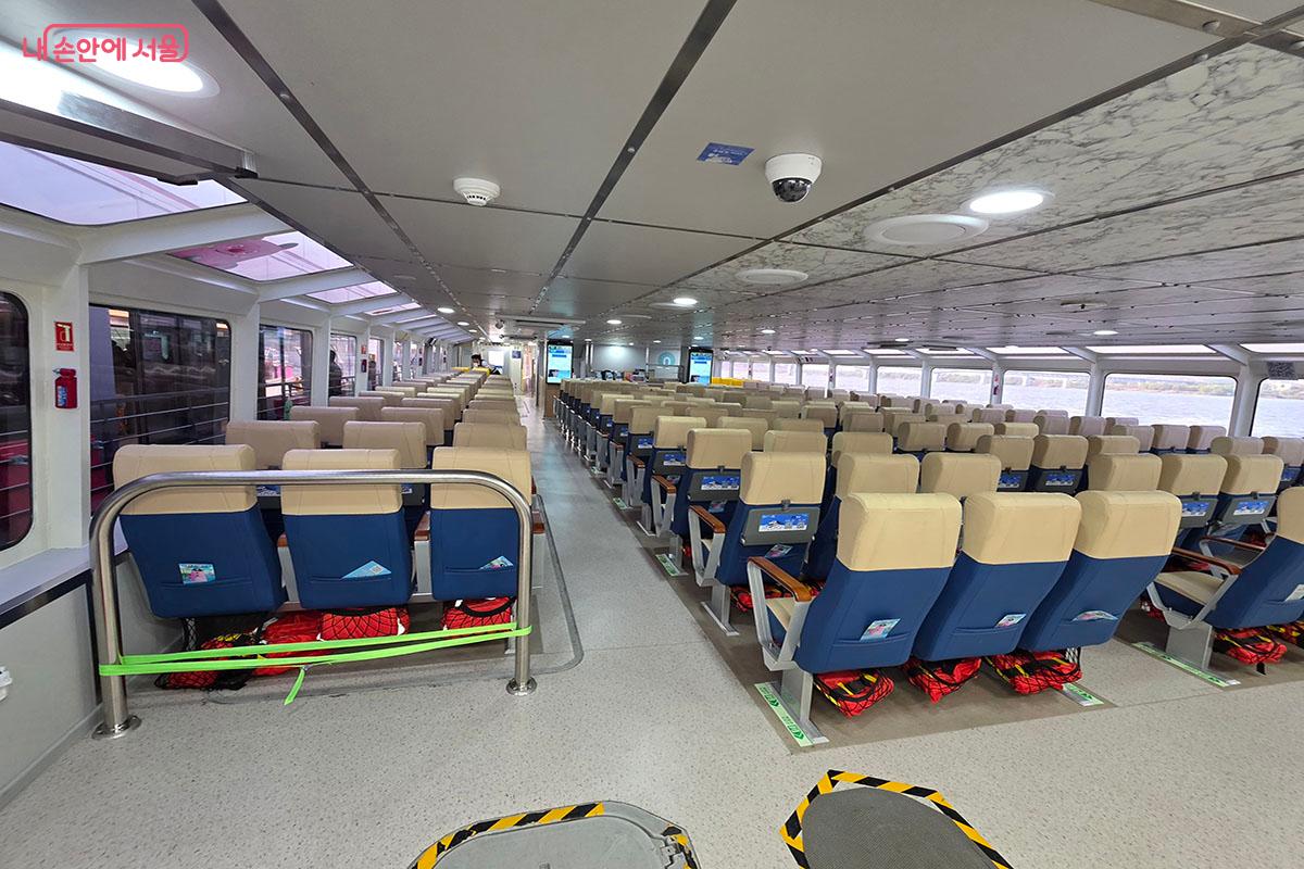 한강버스 객실 내부로 안전설비, 편의시설 등이 있다. &copy;이정민