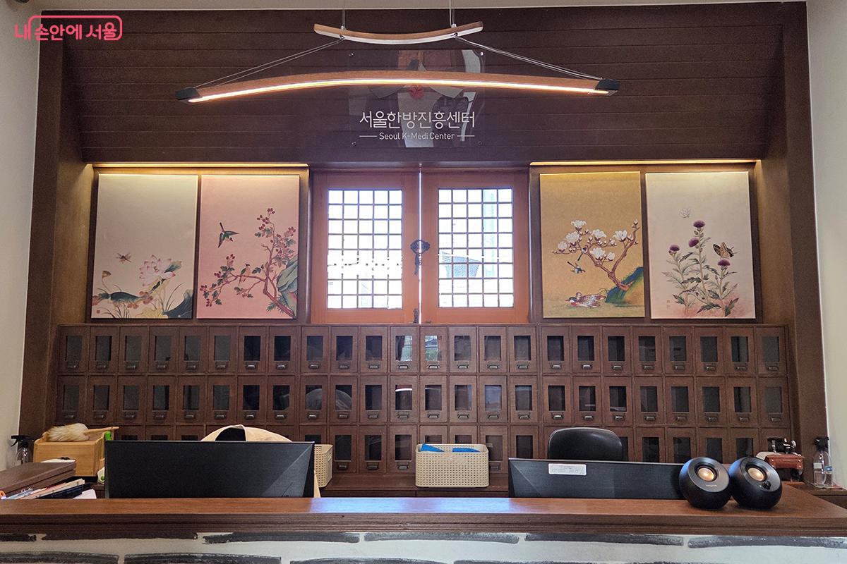3층 보제원 한방체험실 내부 안내 카운터 &copy;이다현