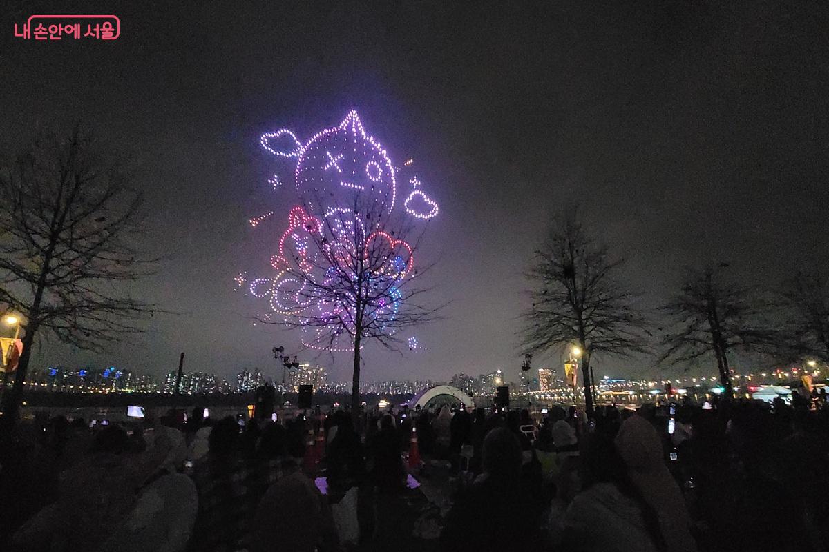 드론이 그려낸 캐릭터와 빛의 장면이 한강 밤하늘을 수놓으며 봄밤의 여운을 남기고 있다. &copy;조연