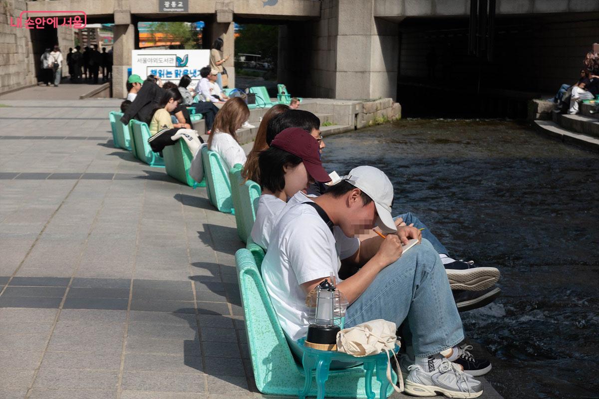 책을 읽는 행위는 개인적이지만 맑은냇가 공간은 공유한다 Ⓒ김인수