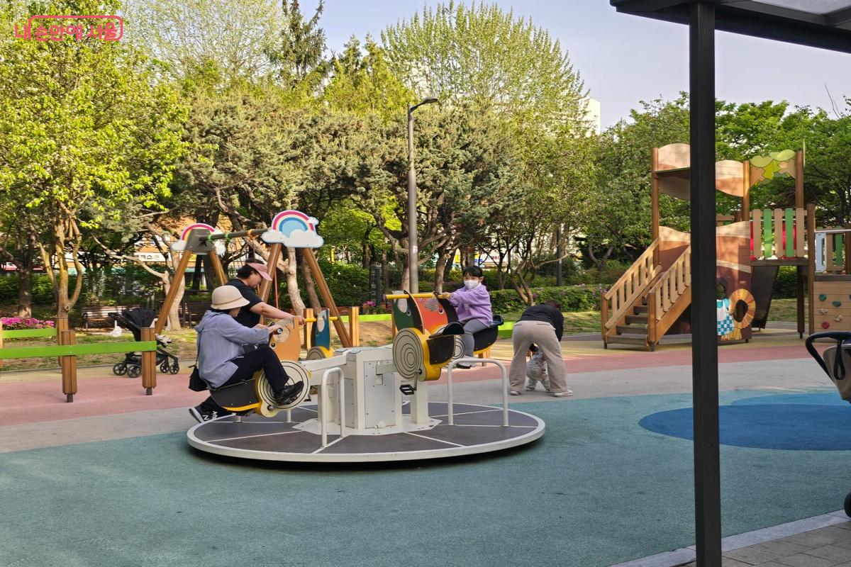 어린이 놀이터 모습. 어린이 가족들이 단란한 오후 시간을 보내고 있다. &copy;강사랑