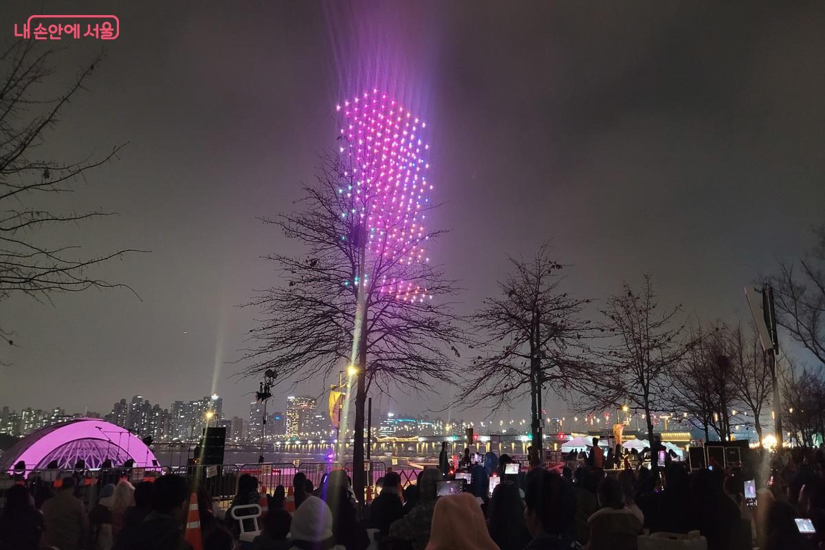 드론 400대로 구성된 미니 드론쇼가 펼쳐졌다. &copy;조연