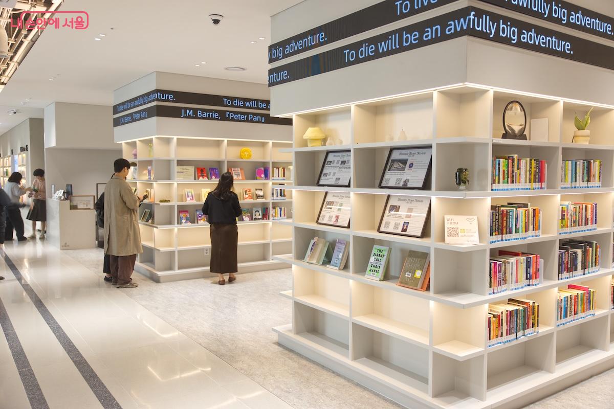 1천평 구조로 여의도 내에서는 가장 큰 구립도서관이라고 한다