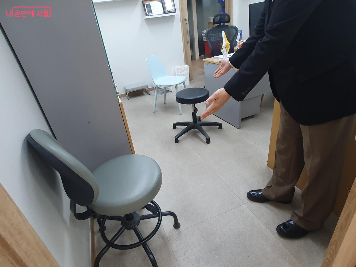 장애 유형에 따라 높이 조절이 가능한 진료실 의자 &copy;엄윤주