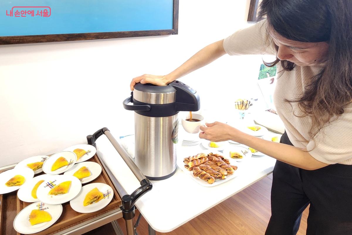 주한콜롬비아대사관 직원이 콜롬비아 커피와 전통 간식 &lsquo;엠빠나다&rsquo;를 준비하고 있다. ⓒ윤혜숙