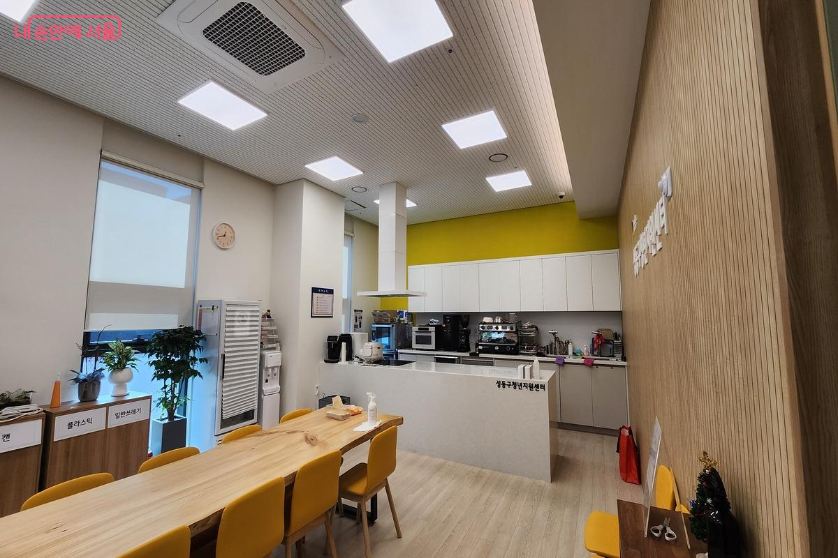 공유주방의 인덕션, 밥솥, 오븐과 커피머신 등을 사용할 수 있다. &copy;장지영