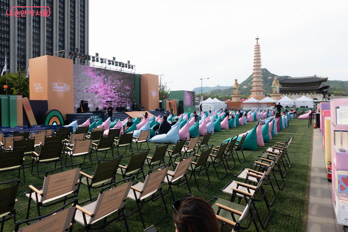 &lsquo;힙독&서울야외도서관&rsquo; 개장을 기념 특별 작가와의 만남이 이루어지는 곳 Ⓒ김인수