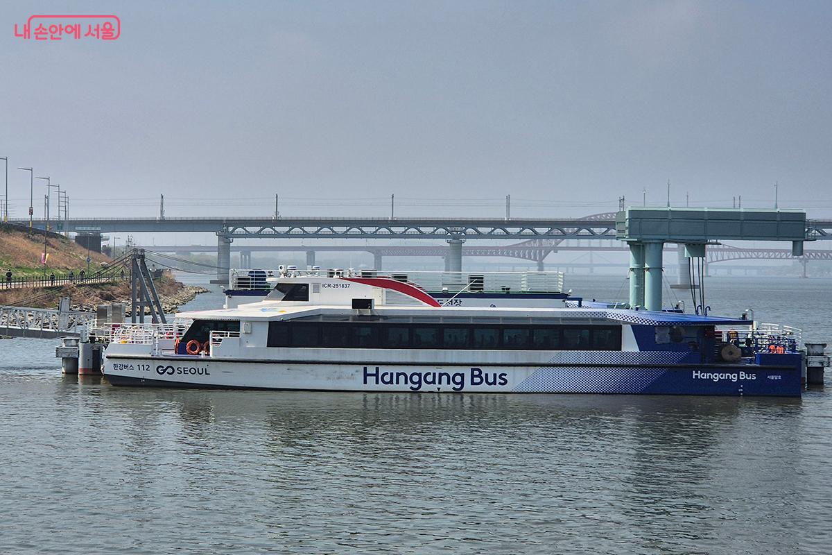 서울의 수상 대중교통인 한강버스는 이제 서울 관광에서 빼놓을 수 없는 명소로 자리잡았다. ©이혜숙