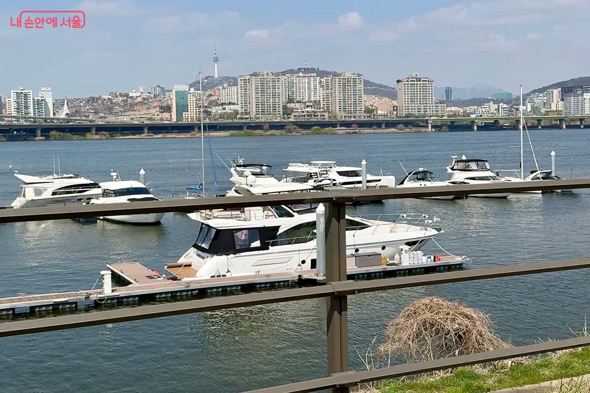 한강 해치카에서 바라본 여유롭고 아름다운 한강 풍경 &copy;김미정