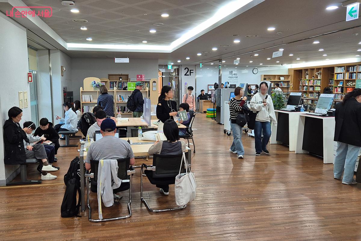 도서관 주간에는 '두배로 봄' 이벤트를 통해 기존 7권에서 14권까지 책을 빌릴 수 있다. &copy;정향선