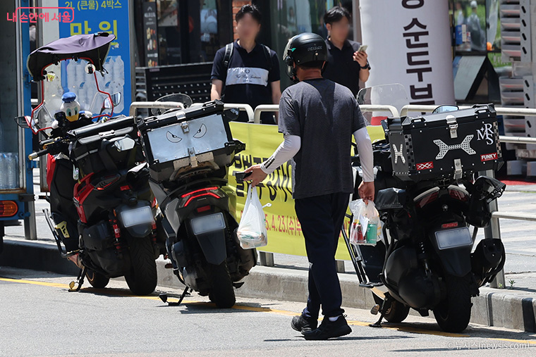 서울시가 외국인 배달 라이더 불법 취업 대응을 위한 상담&middot;신고센터를 운영한다.